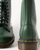 Bei PICK UP in Düsseldorf findest Du Dr. Martens, 1460 Green Smooth  und viel mehr von Dr. Martens