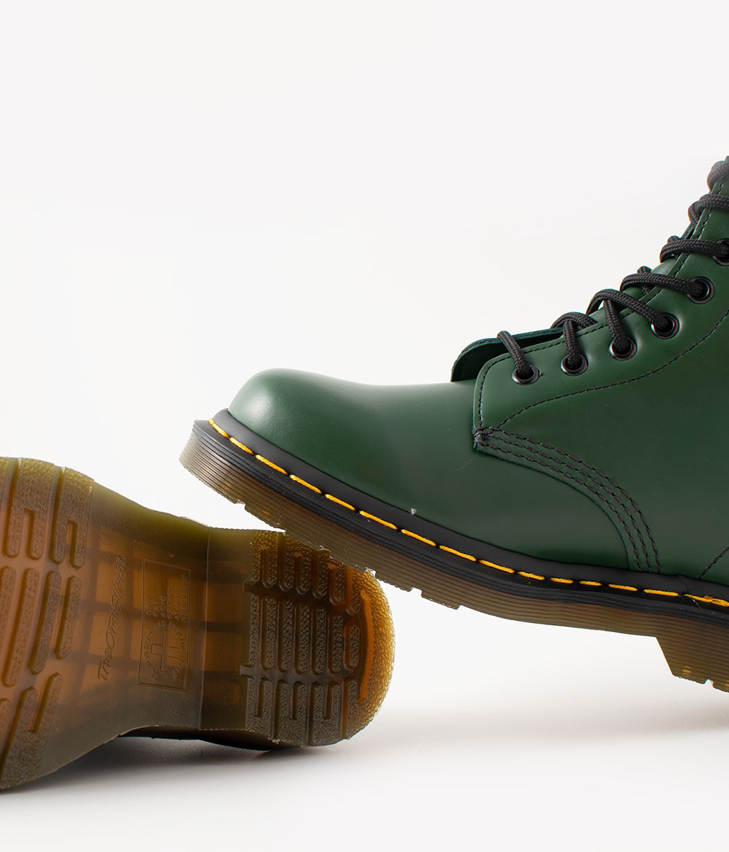 Bei PICK UP in Düsseldorf findest Du Dr. Martens, 1460 Green Smooth  und viel mehr von Dr. Martens