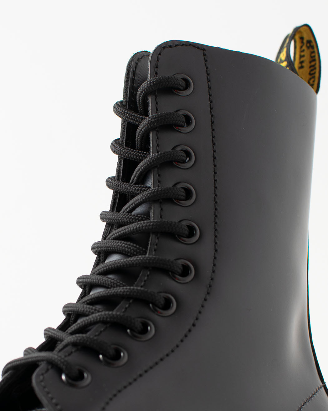 Bei PICK UP in Düsseldorf findest Du Dr. Martens, 1490 Black Smooth  und viel mehr von Dr. Martens