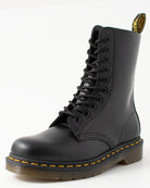 Bei PICK UP in Düsseldorf findest Du Dr. Martens, 1490 Black Smooth  und viel mehr von Dr. Martens