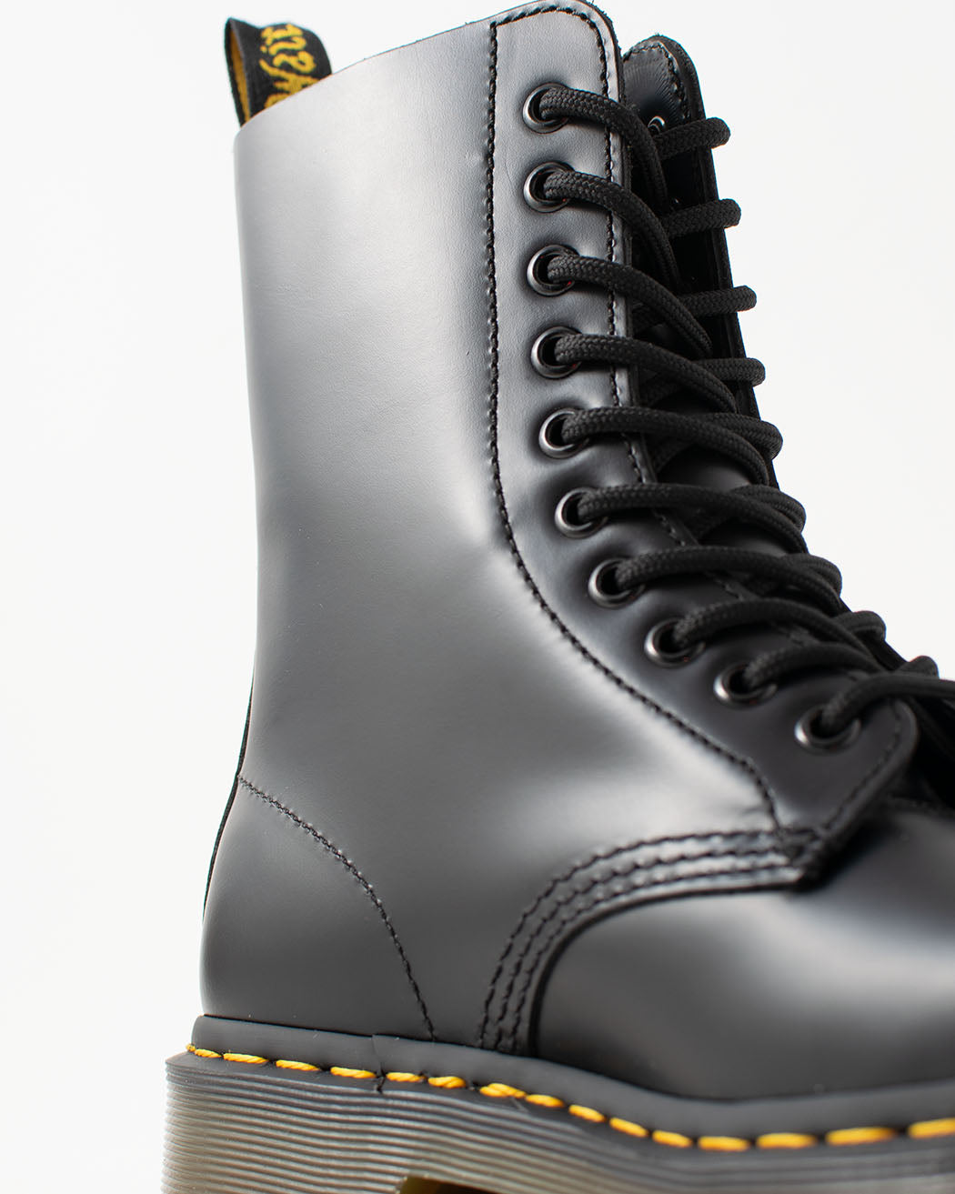 Bei PICK UP in Düsseldorf findest Du Dr. Martens, 1490 Black Smooth  und viel mehr von Dr. Martens
