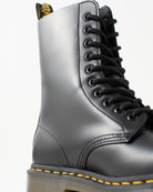 Bei PICK UP in Düsseldorf findest Du Dr. Martens, 1490 Black Smooth  und viel mehr von Dr. Martens
