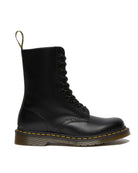 Bei PICK UP in Düsseldorf findest Du Dr. Martens, 1490 Black Smooth  und viel mehr von Dr. Martens