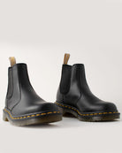 Bei PICK UP in Düsseldorf findest Du Dr. Martens, 2976 Vegan Black  und viel mehr von Dr. Martens