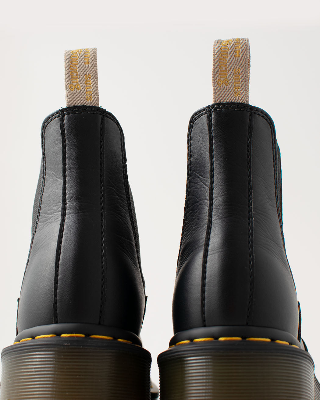 Bei PICK UP in Düsseldorf findest Du Dr. Martens, 2976 Vegan Black  und viel mehr von Dr. Martens