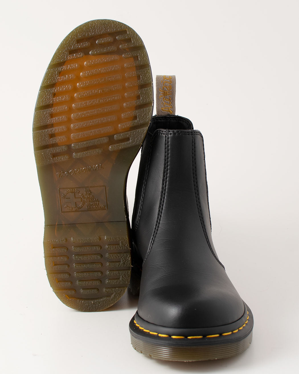 Bei PICK UP in Düsseldorf findest Du Dr. Martens, 2976 Vegan Black  und viel mehr von Dr. Martens