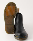 Bei PICK UP in Düsseldorf findest Du Dr. Martens, 2976 Vegan Black  und viel mehr von Dr. Martens