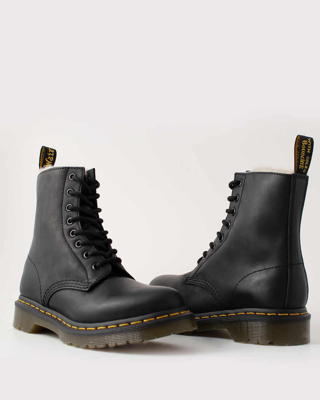 Bei PICK UP in Düsseldorf findest Du Dr. Martens, 1460 Serena Burnished Wyoming, Black  und viel mehr von Dr. Martens