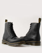 Bei PICK UP in Düsseldorf findest Du Dr. Martens, 1460 Serena Burnished Wyoming, Black  und viel mehr von Dr. Martens
