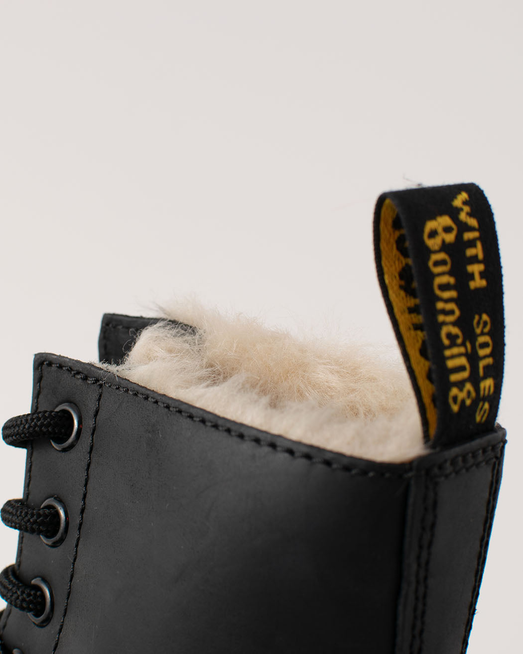 Bei PICK UP in Düsseldorf findest Du Dr. Martens, 1460 Serena Burnished Wyoming, Black  und viel mehr von Dr. Martens