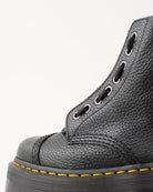 Bei PICK UP in Düsseldorf findest Du Dr. Martens, Sinclair Black Aunt Sally  und viel mehr von Dr. Martens