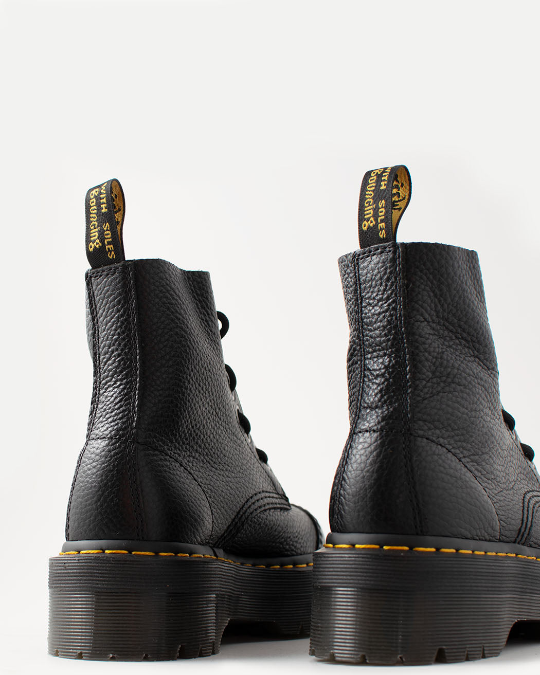 Bei PICK UP in Düsseldorf findest Du Dr. Martens, Sinclair Black Aunt Sally  und viel mehr von Dr. Martens