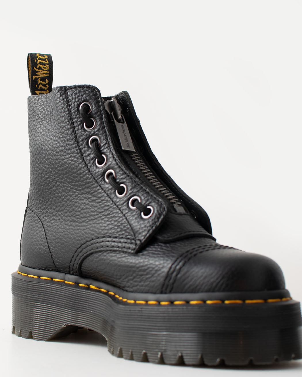 Bei PICK UP in Düsseldorf findest Du Dr. Martens, Sinclair Black Aunt Sally  und viel mehr von Dr. Martens