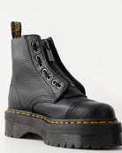 Bei PICK UP in Düsseldorf findest Du Dr. Martens, Sinclair Black Aunt Sally  und viel mehr von Dr. Martens