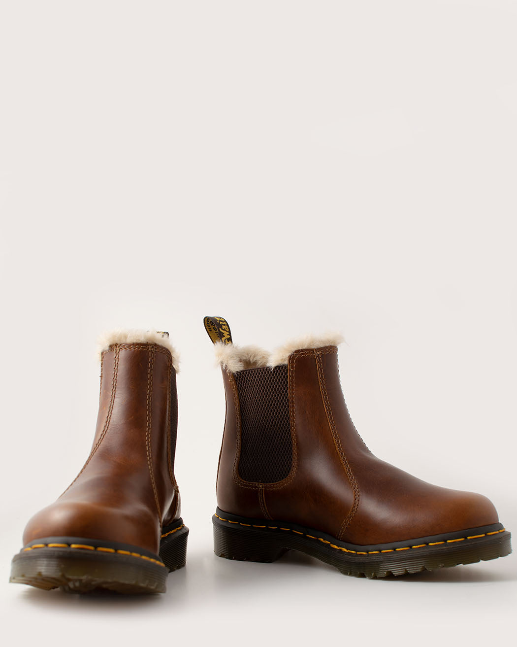 Bei PICK UP in Düsseldorf findest Du Dr. Martens, 2976 Leonore Orleans Butterscotch  und viel mehr von Dr. Martens