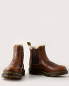Bei PICK UP in Düsseldorf findest Du Dr. Martens, 2976 Leonore Orleans Butterscotch  und viel mehr von Dr. Martens