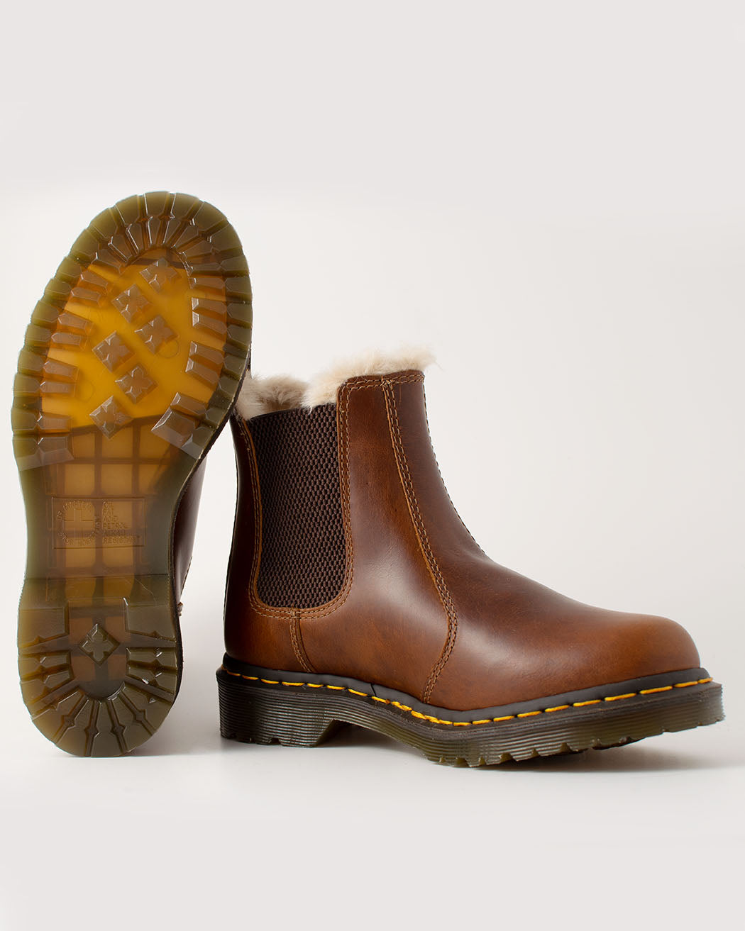 Bei PICK UP in Düsseldorf findest Du Dr. Martens, 2976 Leonore Orleans Butterscotch  und viel mehr von Dr. Martens
