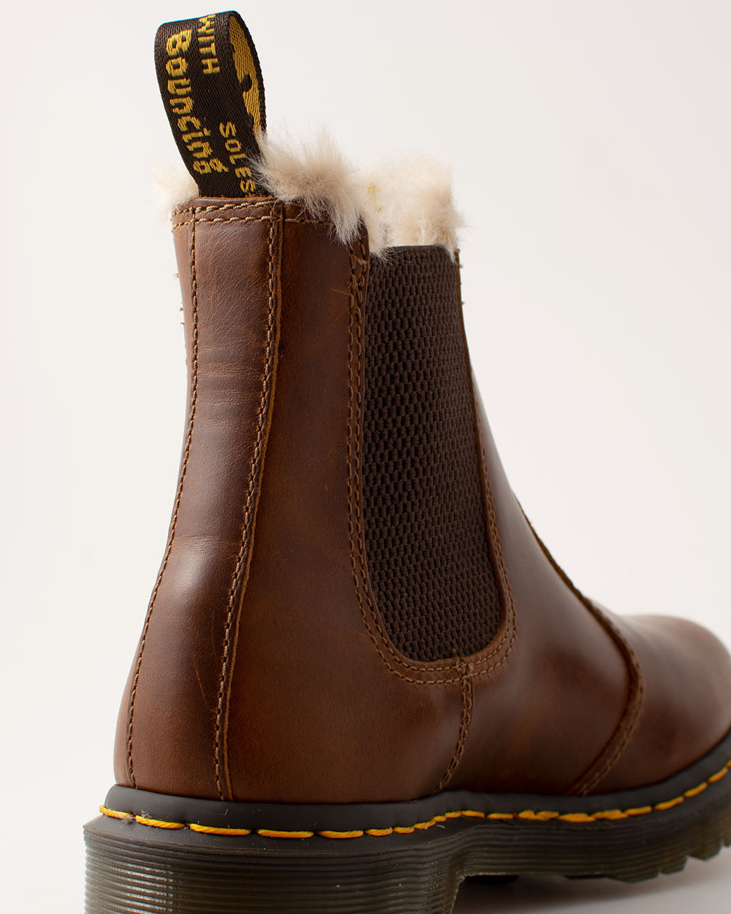 Bei PICK UP in Düsseldorf findest Du Dr. Martens, 2976 Leonore Orleans Butterscotch  und viel mehr von Dr. Martens