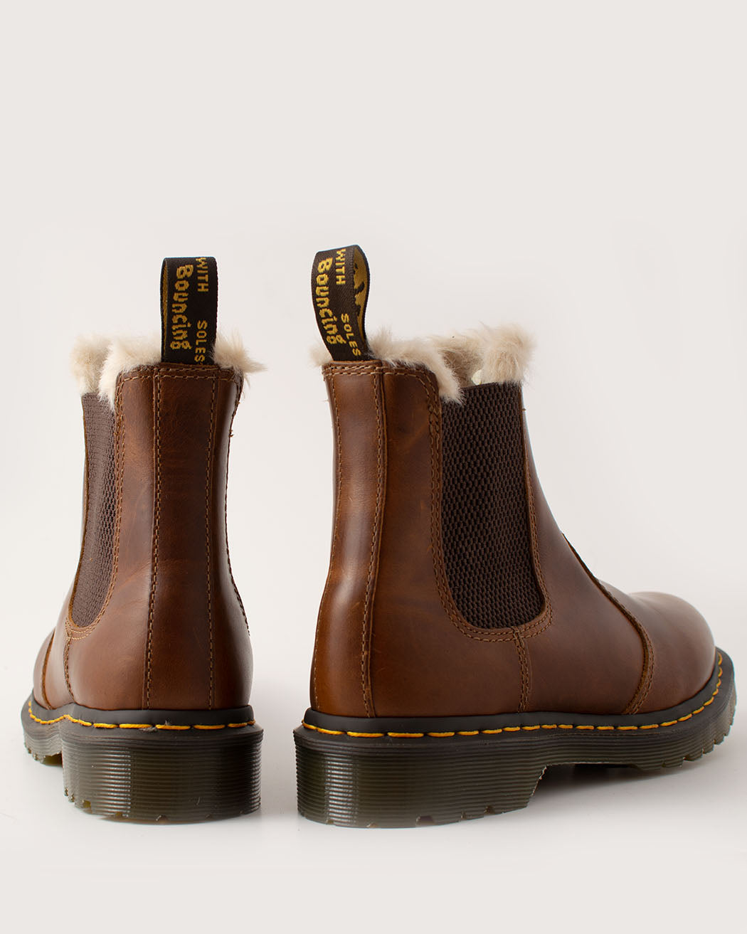 Bei PICK UP in Düsseldorf findest Du Dr. Martens, 2976 Leonore Orleans Butterscotch  und viel mehr von Dr. Martens