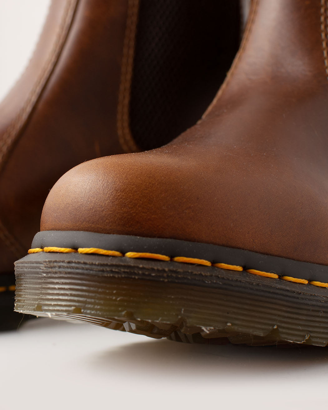 Bei PICK UP in Düsseldorf findest Du Dr. Martens, 2976 Leonore Orleans Butterscotch  und viel mehr von Dr. Martens