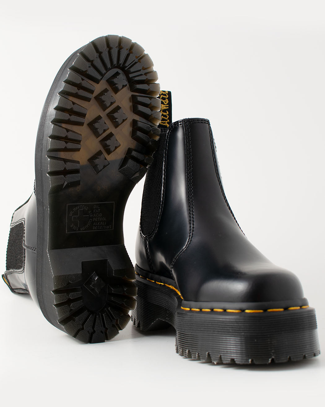Bei PICK UP in Düsseldorf findest Du Dr. Martens, 2976 Quad Black Polished Smooth  und viel mehr von Dr. Martens