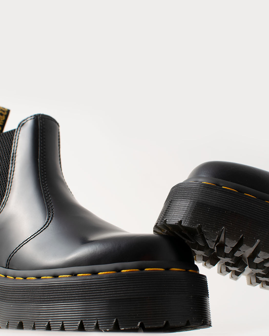 Bei PICK UP in Düsseldorf findest Du Dr. Martens, 2976 Quad Black Polished Smooth  und viel mehr von Dr. Martens