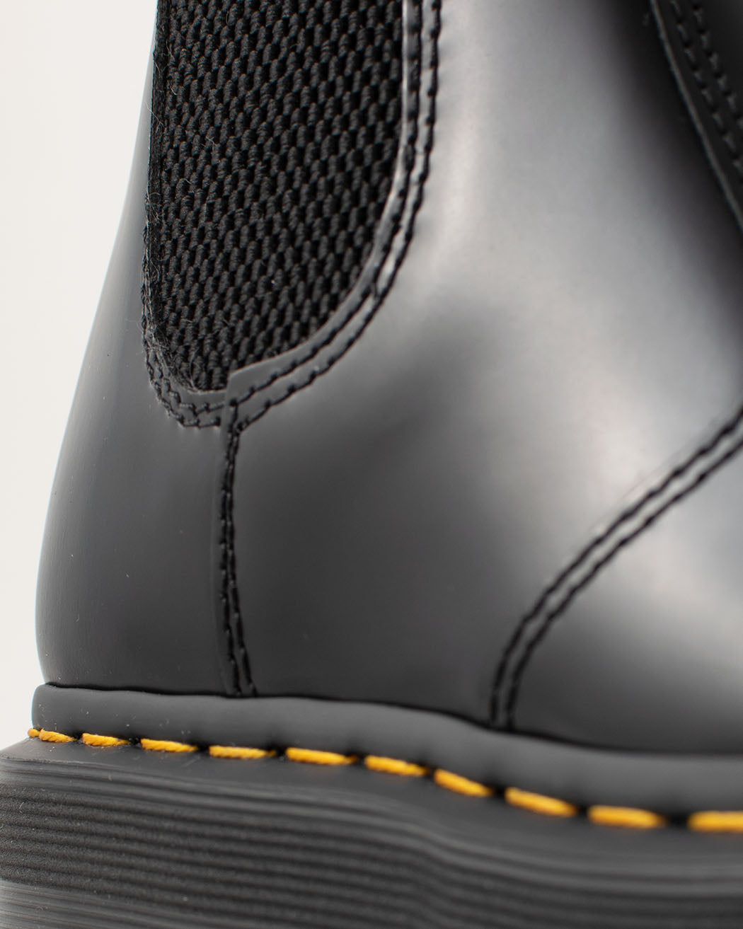 Bei PICK UP in Düsseldorf findest Du Dr. Martens, 2976 Quad Black Polished Smooth  und viel mehr von Dr. Martens