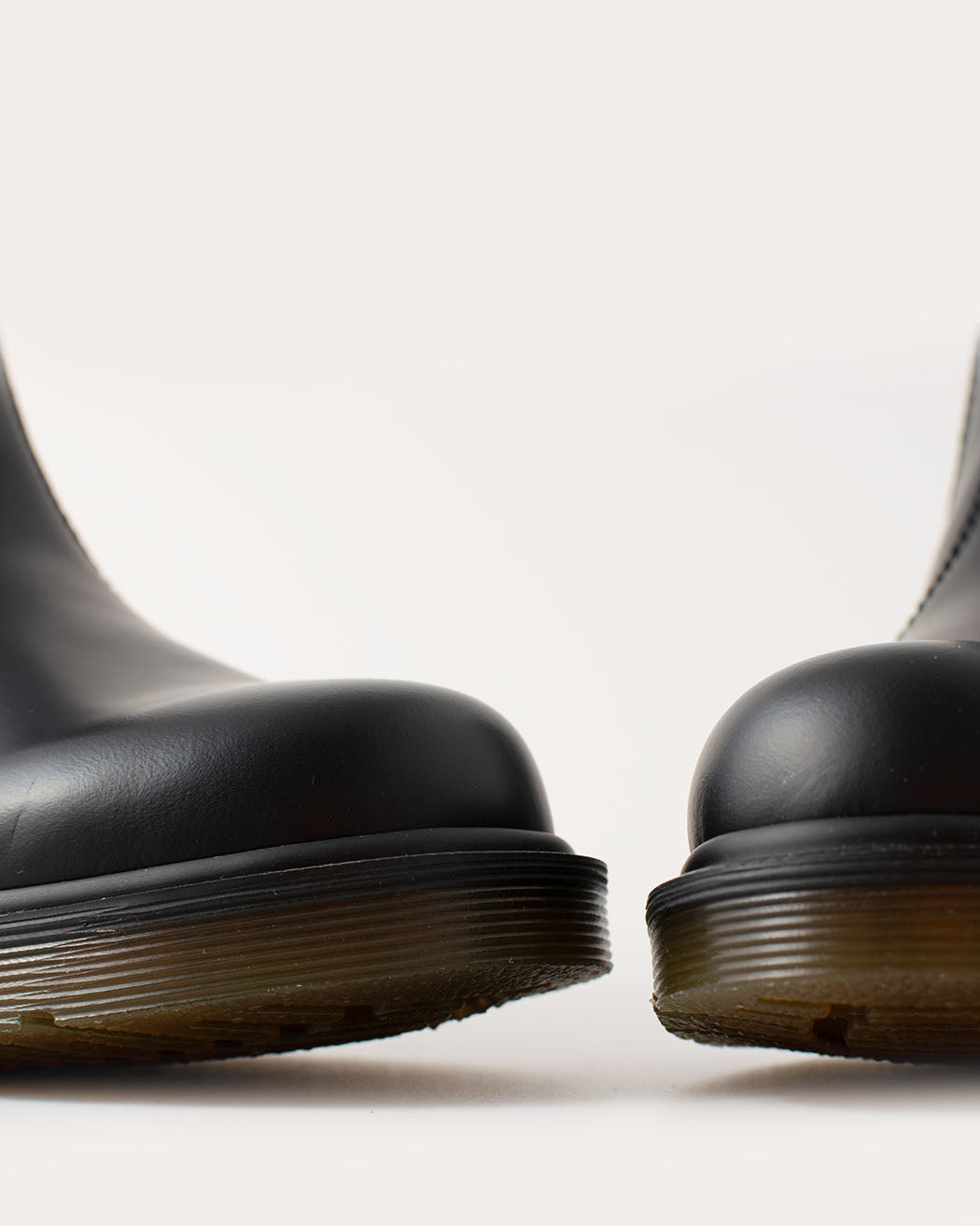 Bei PICK UP in Düsseldorf findest Du Dr. Martens, 2976 Black Smooth  und viel mehr von Dr. Martens
