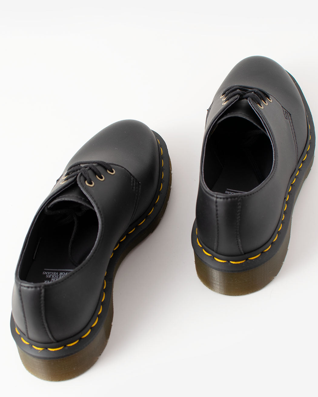 Bei PICK UP in Düsseldorf findest Du Dr.Martens, Vegan 1461 Black Felix Rub Off  und viel mehr von Dr. Martens
