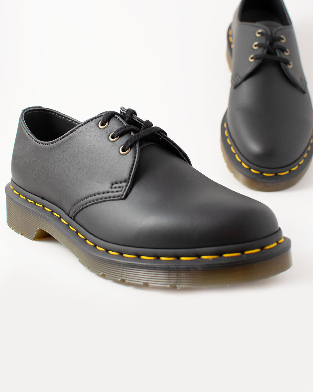 Bei PICK UP in Düsseldorf findest Du Dr.Martens, Vegan 1461 Black Felix Rub Off  und viel mehr von Dr. Martens