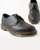 Bei PICK UP in Düsseldorf findest Du Dr.Martens, Vegan 1461 Black Felix Rub Off  und viel mehr von Dr. Martens