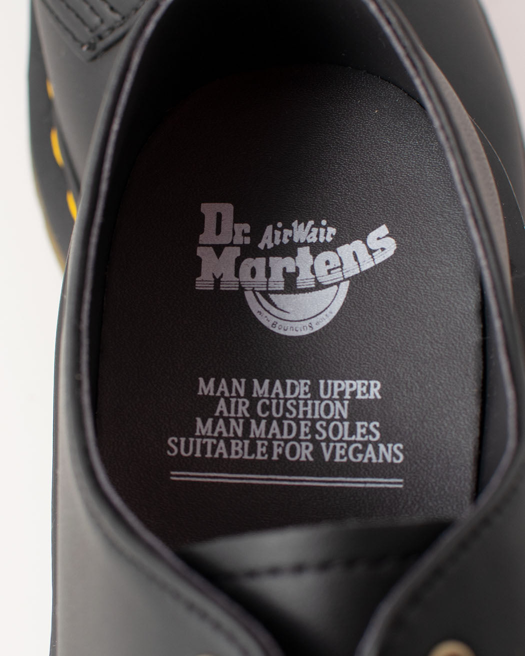 Bei PICK UP in Düsseldorf findest Du Dr.Martens, Vegan 1461 Black Felix Rub Off  und viel mehr von Dr. Martens
