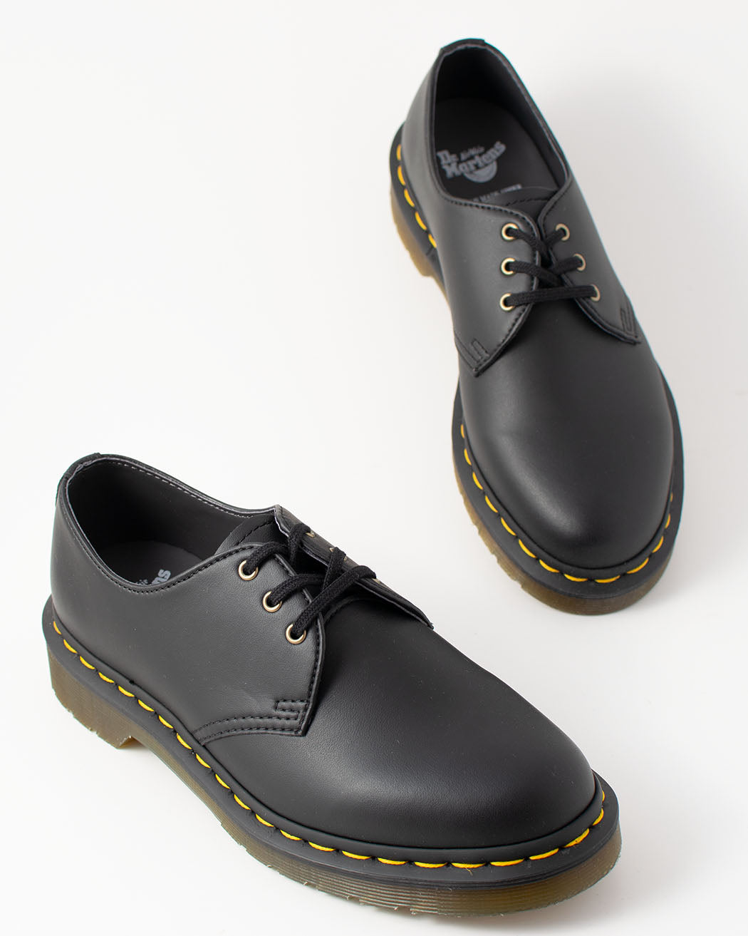 Bei PICK UP in Düsseldorf findest Du Dr.Martens, Vegan 1461 Black Felix Rub Off  und viel mehr von Dr. Martens