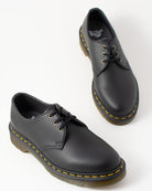 Bei PICK UP in Düsseldorf findest Du Dr.Martens, Vegan 1461 Black Felix Rub Off  und viel mehr von Dr. Martens