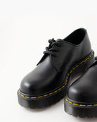 Bei PICK UP in Düsseldorf findest Du Dr. Martens, 1461 BEX, Black Smooth  und viel mehr von Dr. Martens