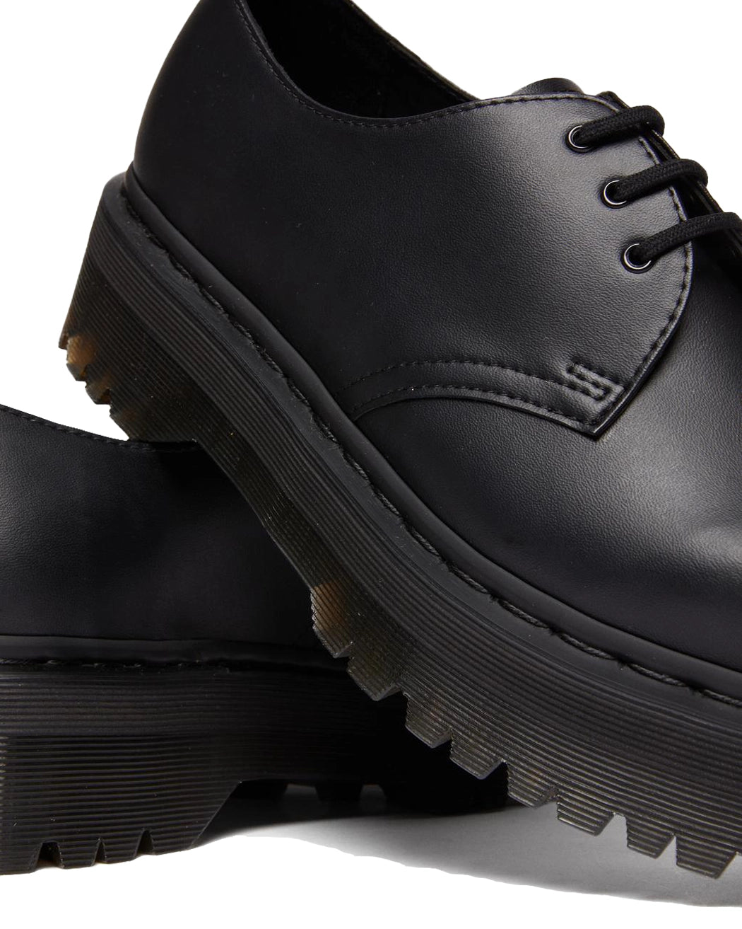 Bei PICK UP in Düsseldorf findest Du Dr. Martens, Vegan 1461 Quad Mono Black Felix Rub Off  und viel mehr von Dr. Martens