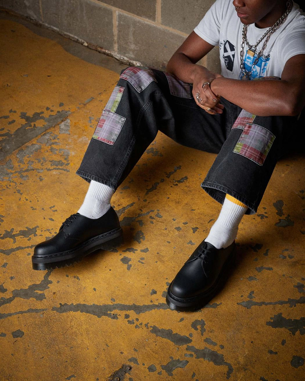 Bei PICK UP in Düsseldorf findest Du Dr. Martens, Vegan 1461 Quad Mono Black Felix Rub Off  und viel mehr von Dr. Martens