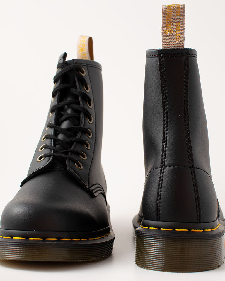 Bei PICK UP in Düsseldorf findest Du Dr. Martens, 1460 Vegan Black  und viel mehr von Dr. Martens