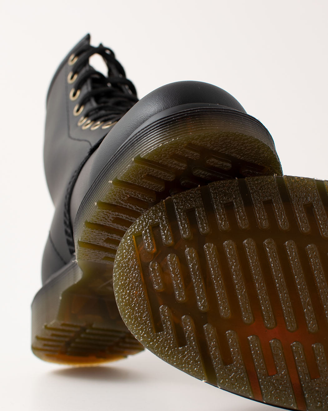 Bei PICK UP in Düsseldorf findest Du Dr. Martens, 1460 Vegan Black  und viel mehr von Dr. Martens