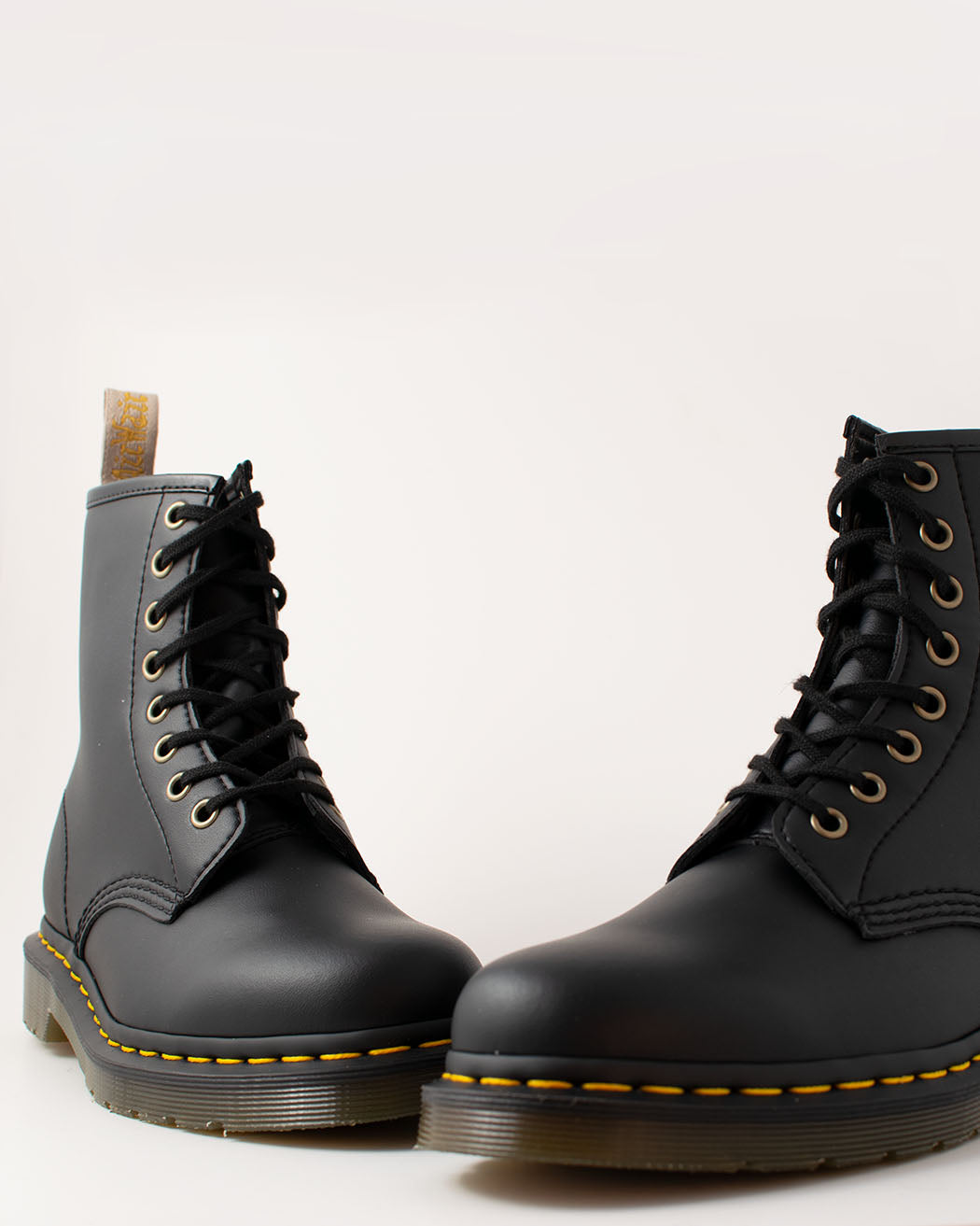 Bei PICK UP in Düsseldorf findest Du Dr. Martens, 1460 Vegan Black  und viel mehr von Dr. Martens