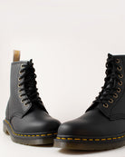 Bei PICK UP in Düsseldorf findest Du Dr. Martens, 1460 Vegan Black  und viel mehr von Dr. Martens
