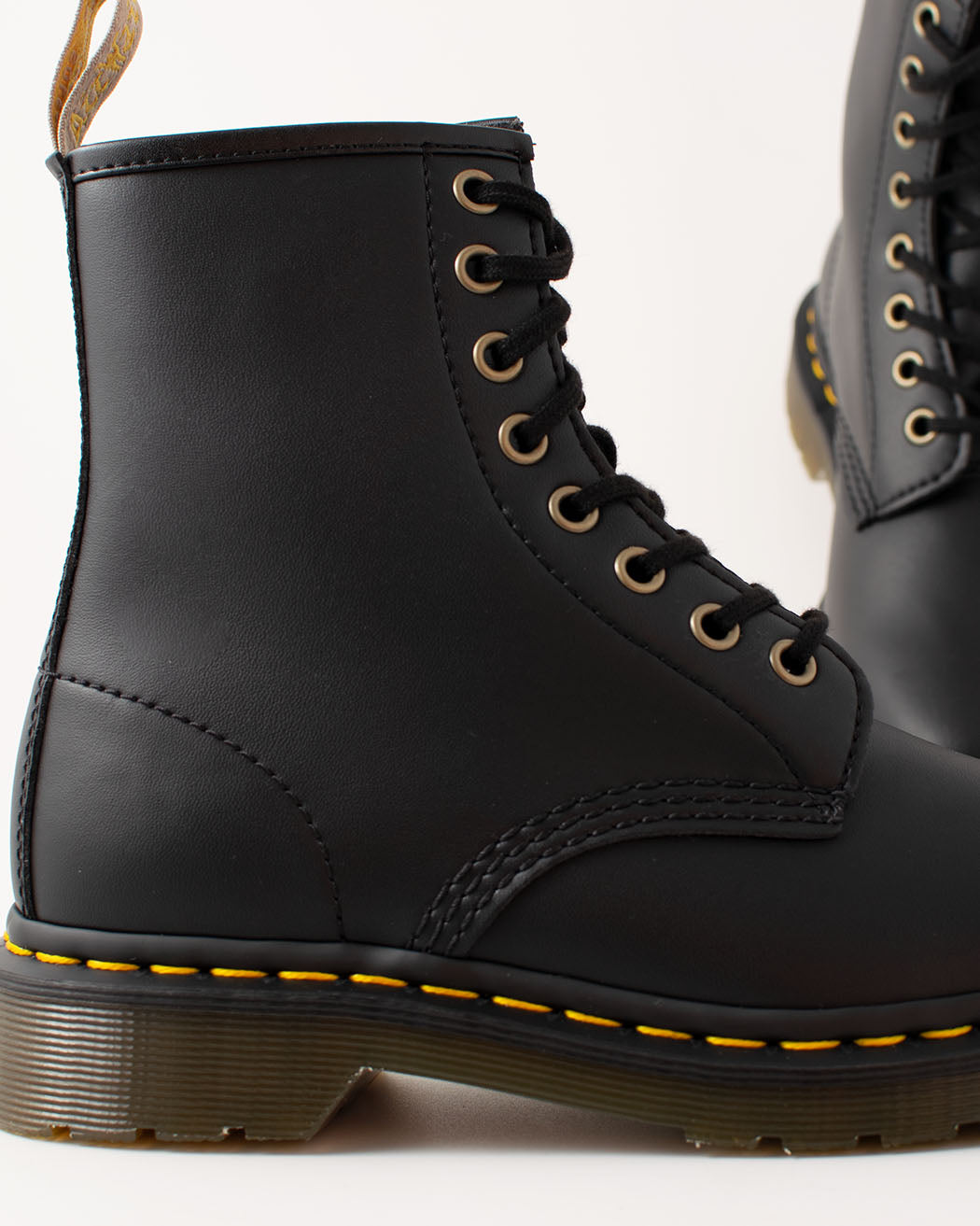 Bei PICK UP in Düsseldorf findest Du Dr. Martens, 1460 Vegan Black  und viel mehr von Dr. Martens