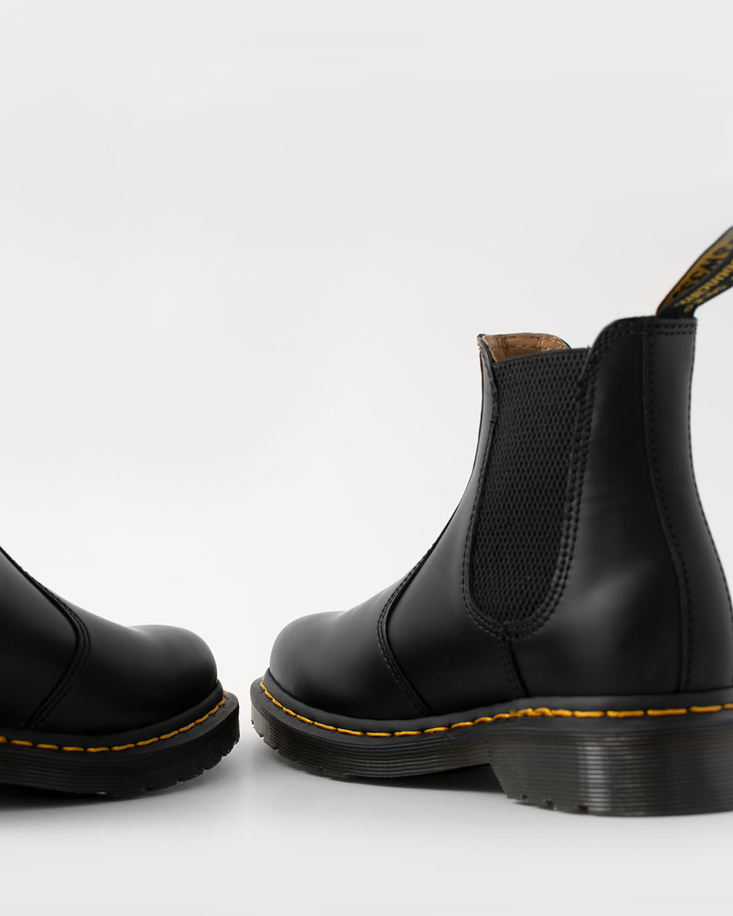 Bei PICK UP in Düsseldorf findest Du Dr. Martens, 2976 YS Black Smooth  und viel mehr von Dr. Martens