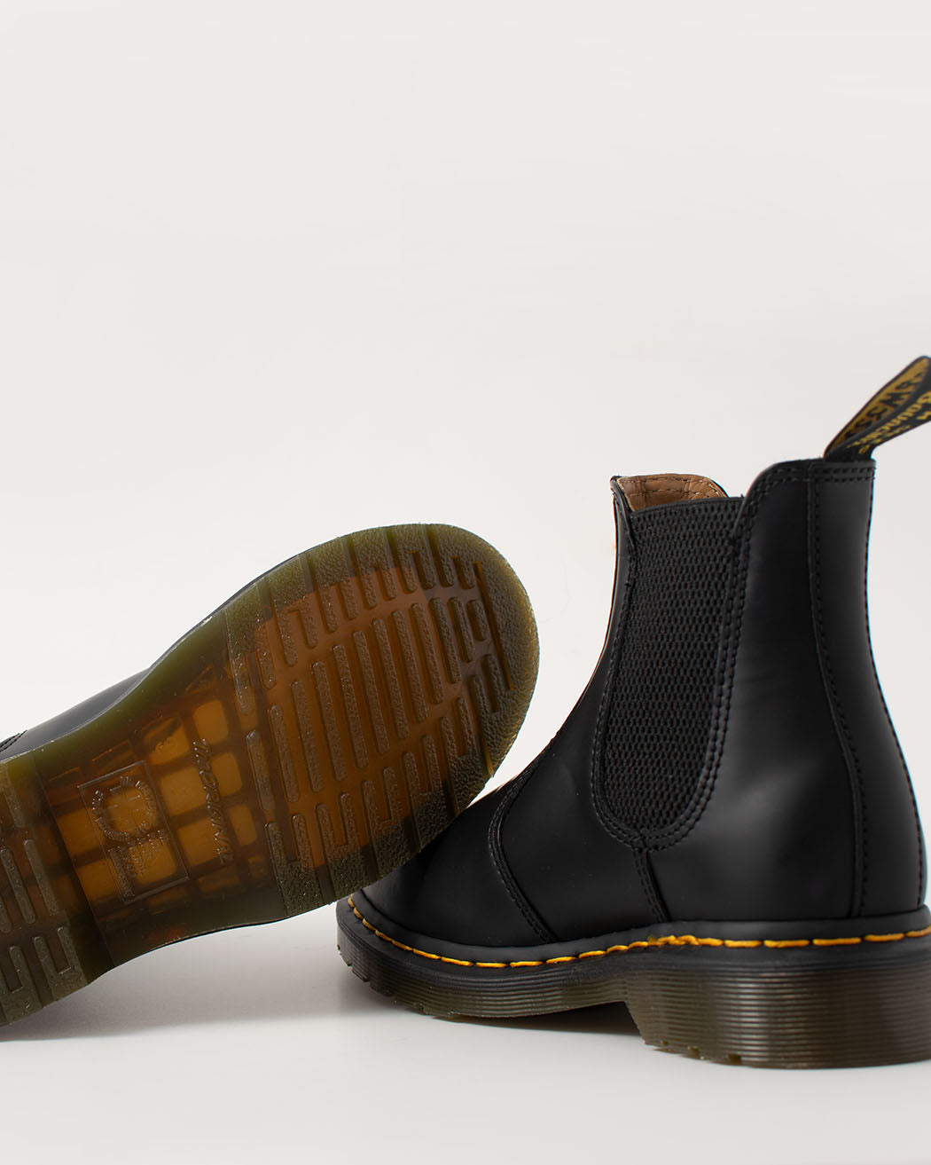 Bei PICK UP in Düsseldorf findest Du Dr. Martens, 2976 YS Black Smooth  und viel mehr von Dr. Martens