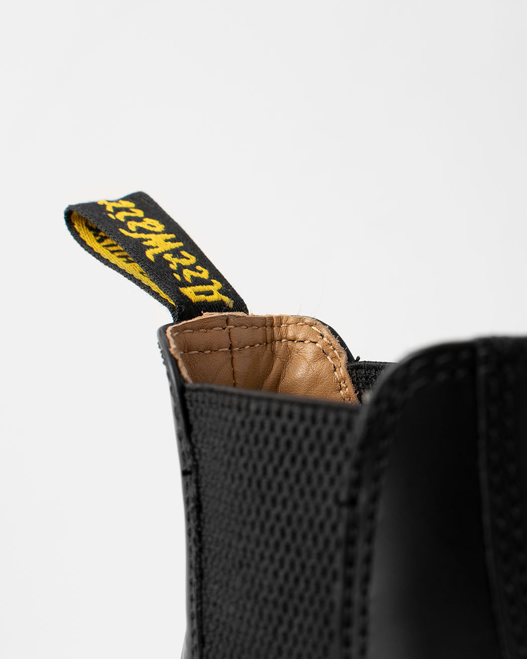 Bei PICK UP in Düsseldorf findest Du Dr. Martens, 2976 YS Black Smooth  und viel mehr von Dr. Martens