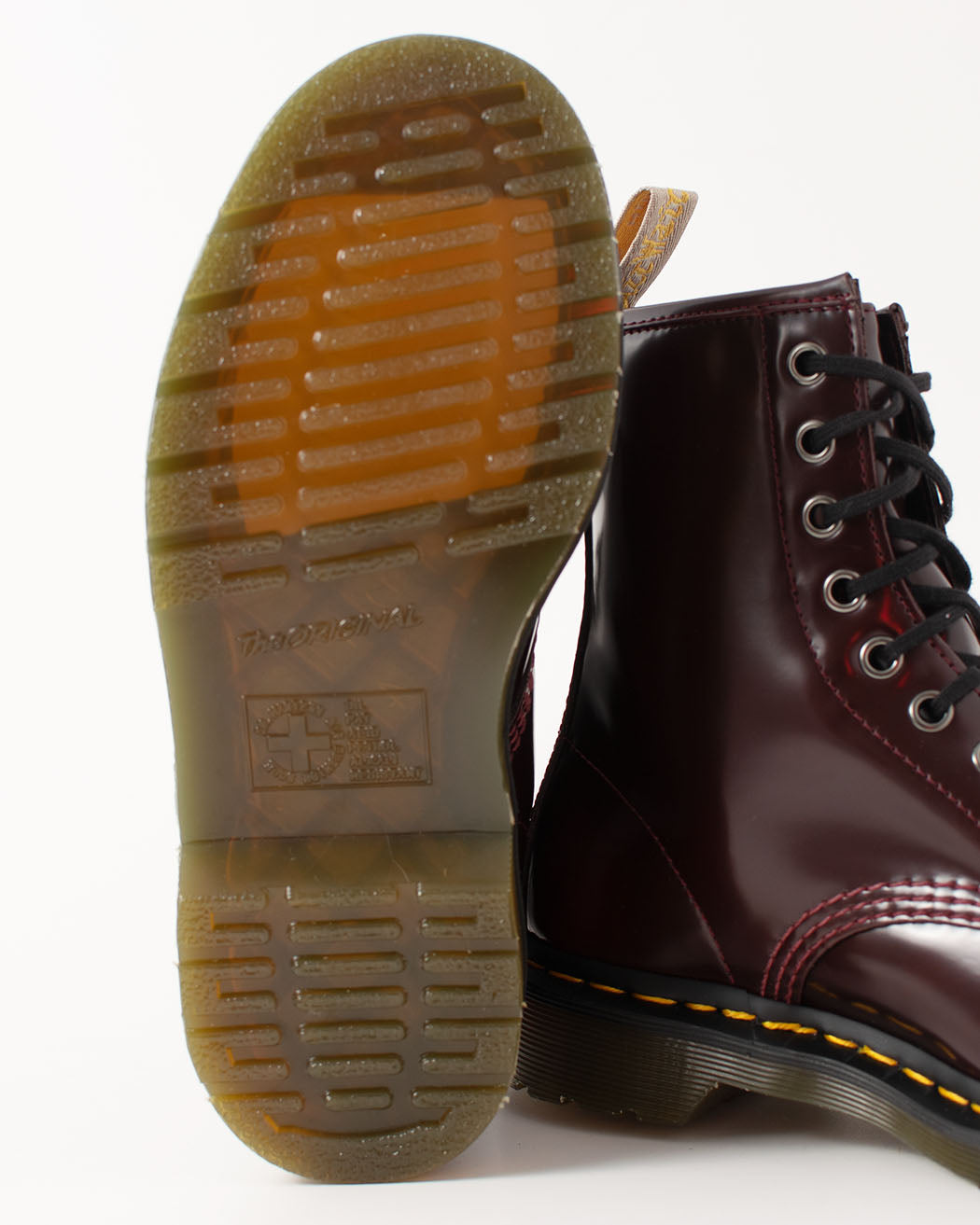 Bei PICK UP in Düsseldorf findest Du Dr. Martens, 1460 Vegan Cherry Red Oxford Rub Off  und viel mehr von Dr. Martens