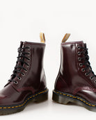 Bei PICK UP in Düsseldorf findest Du Dr. Martens, 1460 Vegan Cherry Red Oxford Rub Off  und viel mehr von Dr. Martens
