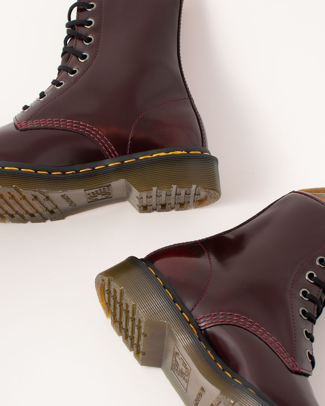 Bei PICK UP in Düsseldorf findest Du Dr. Martens, 1460 Vegan Cherry Red Oxford Rub Off  und viel mehr von Dr. Martens