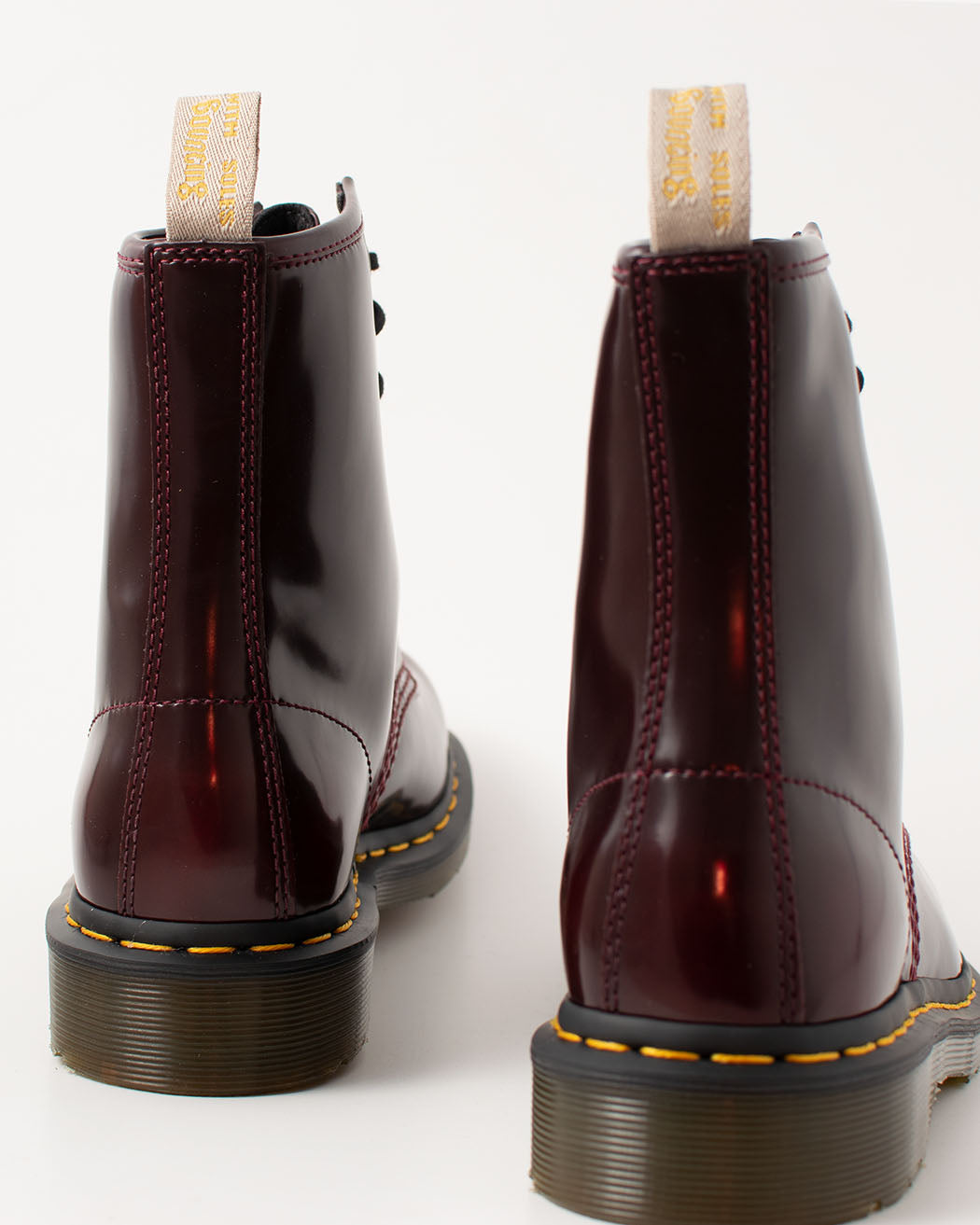 Bei PICK UP in Düsseldorf findest Du Dr. Martens, 1460 Vegan Cherry Red Oxford Rub Off  und viel mehr von Dr. Martens