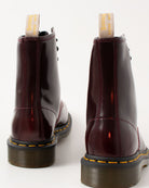Bei PICK UP in Düsseldorf findest Du Dr. Martens, 1460 Vegan Cherry Red Oxford Rub Off  und viel mehr von Dr. Martens